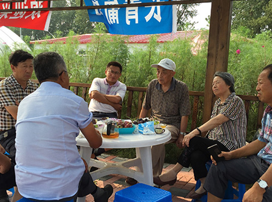 老中青葡萄专家到农场交流